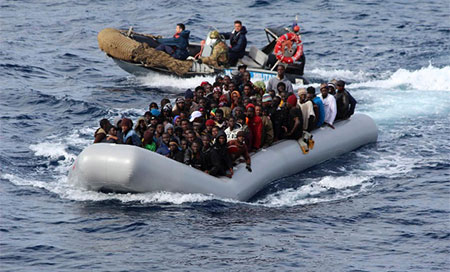 un barco de inmigrantes en el Mediterráneo UE aprueba una acción militar contra traficantes de personas en el Mediterráneo